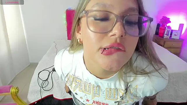 Snapshot of SofiaJoness_ chatting on March 11, 9:15 pm SofiaJoness online show from March 11, 9:15 pm