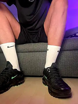 Snapshot of nikeaddicted2 chatting on November 30, 5:11 am nikeaddicted2 online show from November 30, 5:11 am