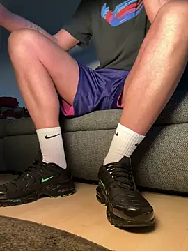 Snapshot of nikeaddicted2 chatting on December 4, 2:26 pm nikeaddicted2 online show from December 4, 2:26 pm