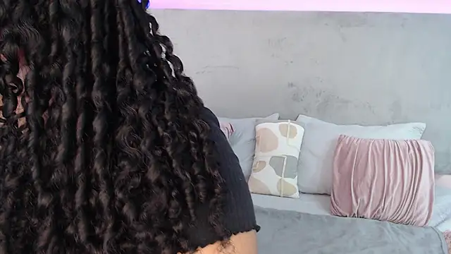 Miley Collins online show from December 3, 7:00 pm