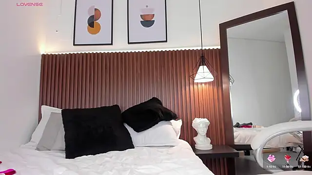 Snapshot of emma_white_01 chatting on December 6, 5:31 am emma white 01 online show from December 6, 5:31 am