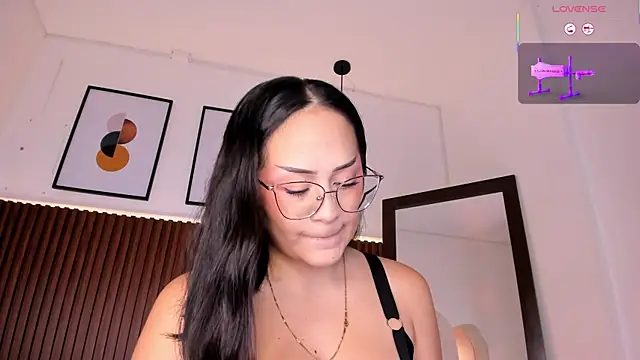 Snapshot of emma_white_01 chatting on December 5, 1:36 am emma white 01 online show from December 5, 1:36 am