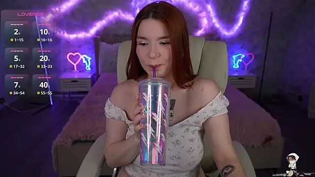 Snapshot of RedShinee chatting on March 5, 8:21 pm RedShinee online show from March 5, 8:21 pm