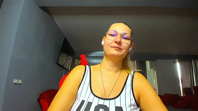 Snapshot of sugar_mayy chatting on November 11, 9:20 am sugar mayy online show from November 11, 9:20 am