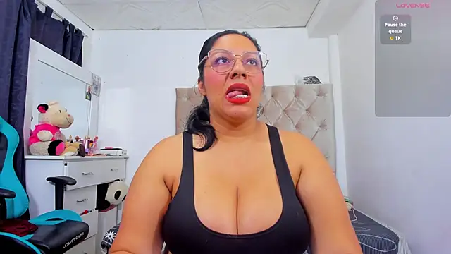 lulu ferrer online show from November 18, 6:34 pm