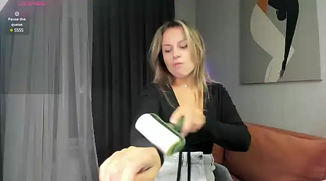 Snapshot of _cometoseeme_ chatting on December 8, 4:50 pm cometoseeme online show from December 8, 4:50 pm