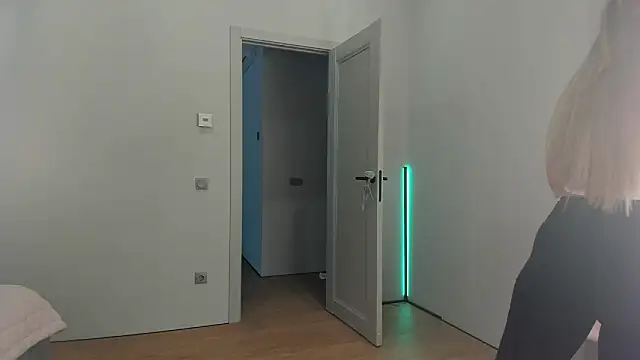 Snapshot of _cometoseeme_ chatting on October 10, 2:16 pm cometoseeme online show from October 10, 2:16 pm