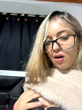 Snapshot of Isabella_Foxx_ chatting on November 8, 12:33 am Isabella Foxx online show from November 8, 12:33 am