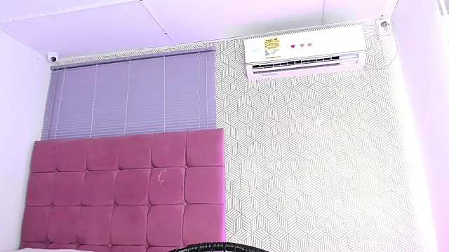 quianna  online show from March 21, 7:13 pm