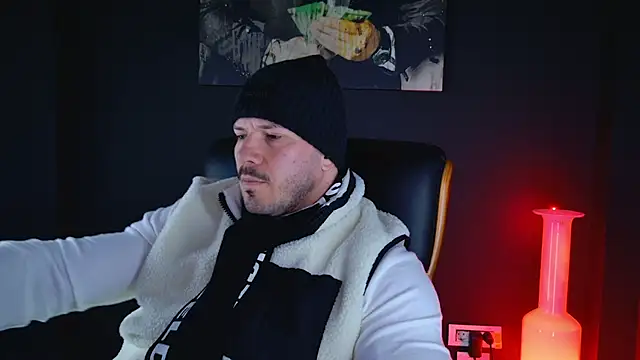 Snapshot of AngeloEric chatting on December 9, 9:28 am AngeloEric online show from December 9, 9:28 am