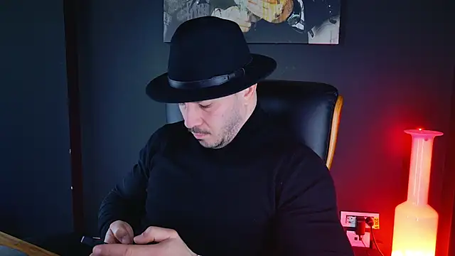 Snapshot of AngeloEric chatting on December 19, 8:02 am AngeloEric online show from December 19, 8:02 am