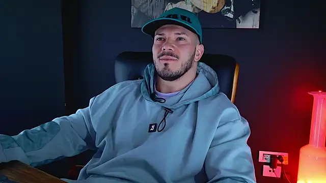 Snapshot of AngeloEric chatting on January 6, 9:52 am AngeloEric online show from January 6, 9:52 am