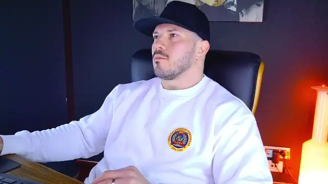 Snapshot of AngeloEric chatting on January 17, 8:34 am AngeloEric online show from January 17, 8:34 am