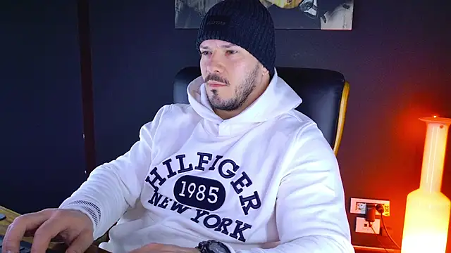 Snapshot of AngeloEric chatting on January 28, 4:39 am AngeloEric online show from January 28, 4:39 am