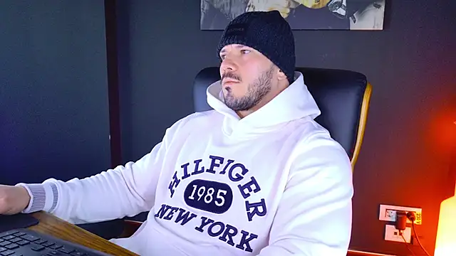 Snapshot of AngeloEric chatting on January 28, 7:43 am AngeloEric online show from January 28, 7:43 am