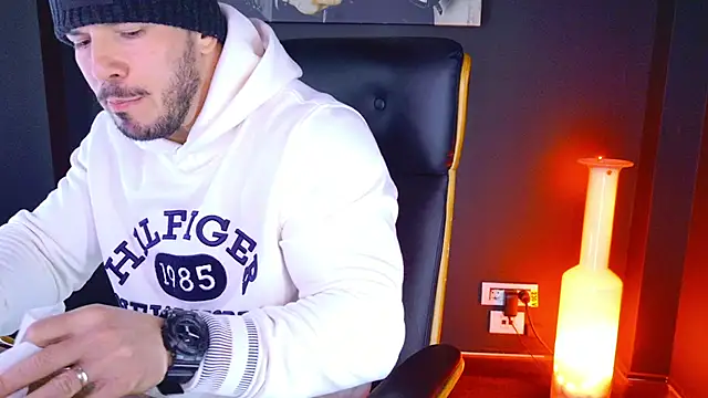 Snapshot of AngeloEric chatting on January 28, 10:45 am AngeloEric online show from January 28, 10:45 am