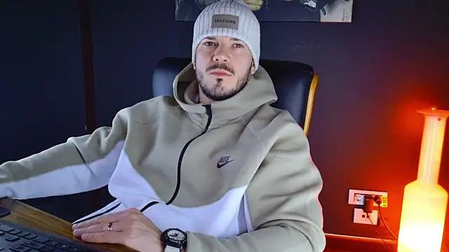 Snapshot of AngeloEric chatting on January 29, 4:58 am AngeloEric online show from January 29, 4:58 am