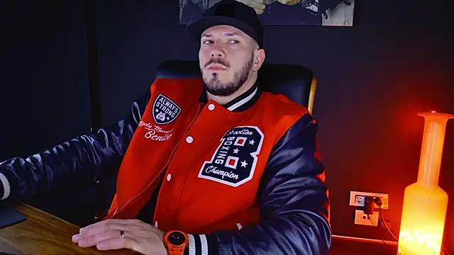 Snapshot of AngeloEric chatting on February 4, 5:21 am AngeloEric online show from February 4, 5:21 am