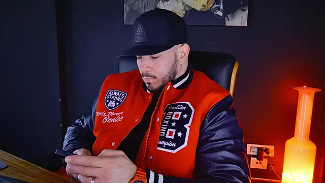 Snapshot of AngeloEric chatting on February 4, 8:24 am AngeloEric online show from February 4, 8:24 am