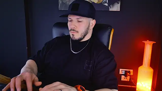 Snapshot of AngeloEric chatting on February 4, 11:27 am AngeloEric online show from February 4, 11:27 am