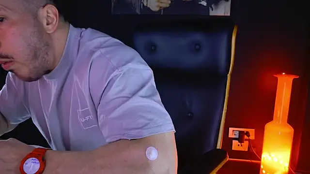 Snapshot of AngeloEric chatting on February 9, 10:00 pm AngeloEric online show from February 9, 10:00 pm