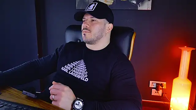 Snapshot of AngeloEric chatting on February 11, 6:51 am AngeloEric online show from February 11, 6:51 am