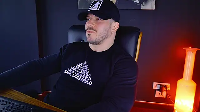 Snapshot of AngeloEric chatting on February 11, 9:53 am AngeloEric online show from February 11, 9:53 am