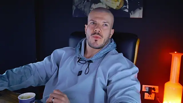 Snapshot of AngeloEric chatting on February 12, 6:19 am AngeloEric online show from February 12, 6:19 am