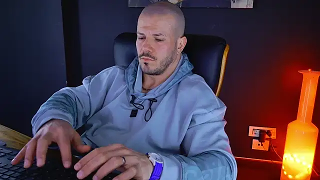 Snapshot of AngeloEric chatting on February 12, 9:20 am AngeloEric online show from February 12, 9:20 am