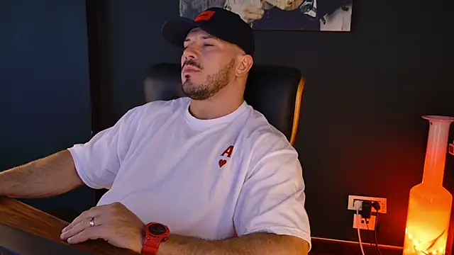 Snapshot of AngeloEric chatting on October 31, 12:39 pm AngeloEric online show from October 31, 12:39 pm