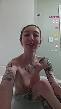 lovelylucyy online show from December 15, 1:46 am