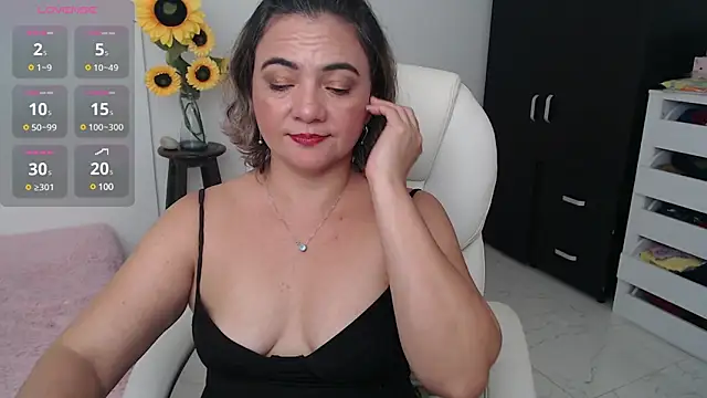 Chiraz hasnaa online show from December 16, 12:15 am