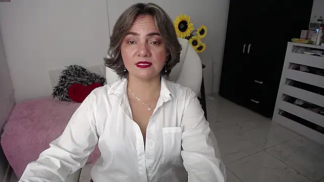 Chiraz hasnaa online show from February 14, 10:36 pm