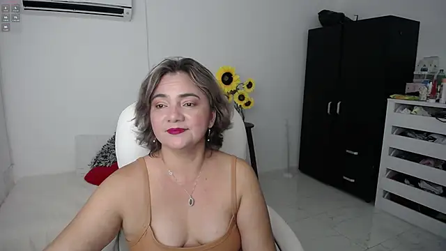 Chiraz hasnaa online show from March 4, 11:11 pm