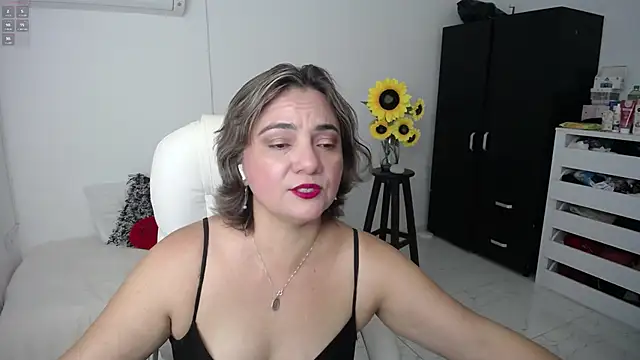 Chiraz hasnaa online show from March 6, 11:09 pm