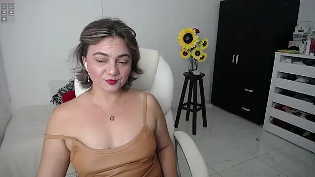 Chiraz hasnaa online show from March 9, 11:25 pm