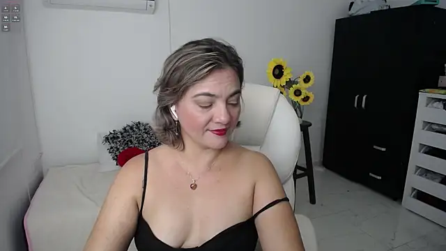 Chiraz hasnaa online show from March 14, 1:24 pm