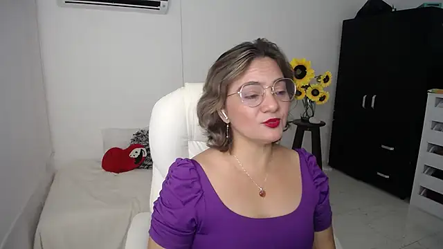 Chiraz hasnaa online show from March 22, 11:31 pm