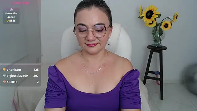 Chiraz hasnaa online show from October 25, 4:24 pm