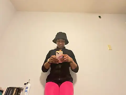 Snapshot of wynterheat chatting on February 9, 8:22 am wynterheat online show from February 9, 8:22 am