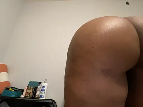 Snapshot of wynterheat chatting on February 16, 6:21 am wynterheat online show from February 16, 6:21 am