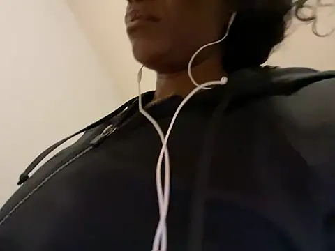 Snapshot of wynterheat chatting on March 1, 3:32 am wynterheat online show from March 1, 3:32 am