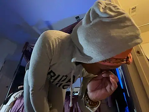 Snapshot of wynterheat chatting on March 18, 7:30 am wynterheat online show from March 18, 7:30 am