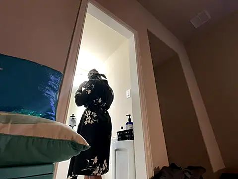 Snapshot of wynterheat chatting on October 19, 1:17 am wynterheat online show from October 19, 1:17 am