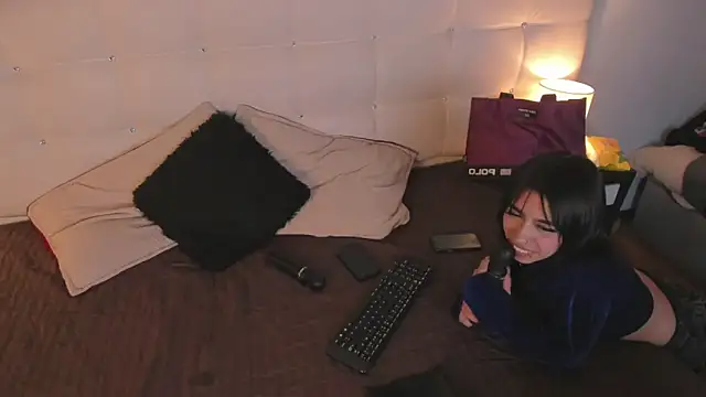 Zowi Hottiee online show from February 19, 6:00 am