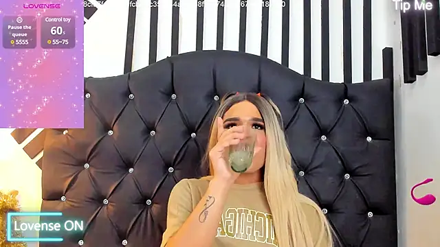 Snapshot of AllisonsweetZ chatting on December 26, 8:11 pm AllisonsweetZ online show from December 26, 8:11 pm