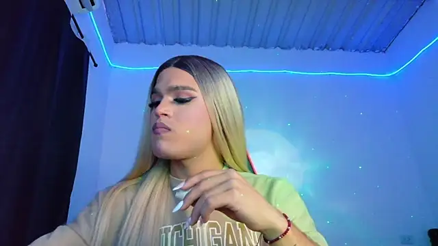 Snapshot of AllisonsweetZ chatting on November 12, 8:19 pm AllisonsweetZ online show from November 12, 8:19 pm