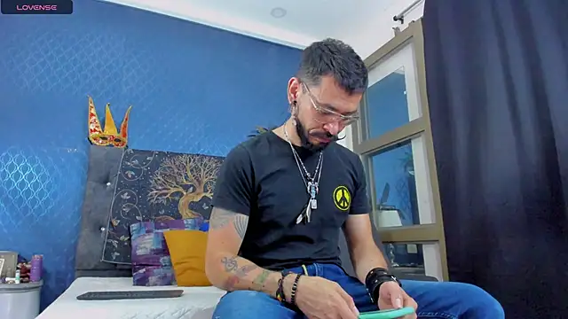 Snapshot of leondevereda chatting on February 7, 10:41 pm leondevereda online show from February 7, 10:41 pm