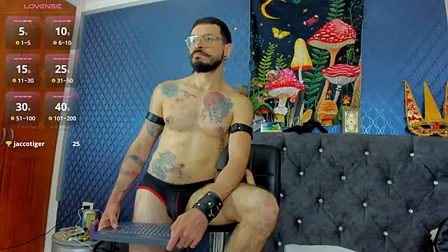 Snapshot of leondevereda chatting on March 3, 1:20 pm leondevereda online show from March 3, 1:20 pm