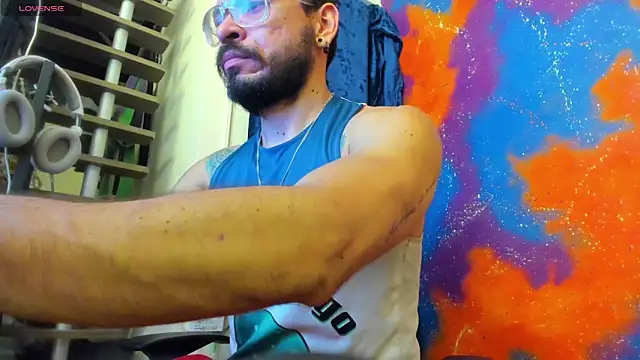 Snapshot of leondevereda chatting on October 4, 1:03 am leondevereda online show from October 4, 1:03 am